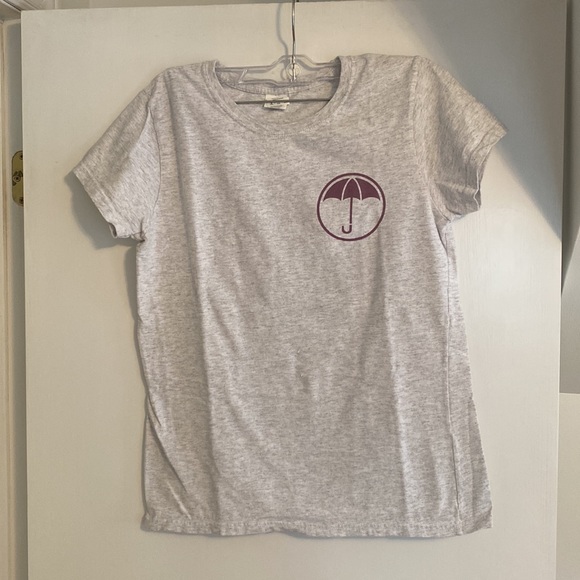 If you are a fan!  “Rare”  “The Umbrella Academy season 1” crew T shirt. - Picture 3 of 5